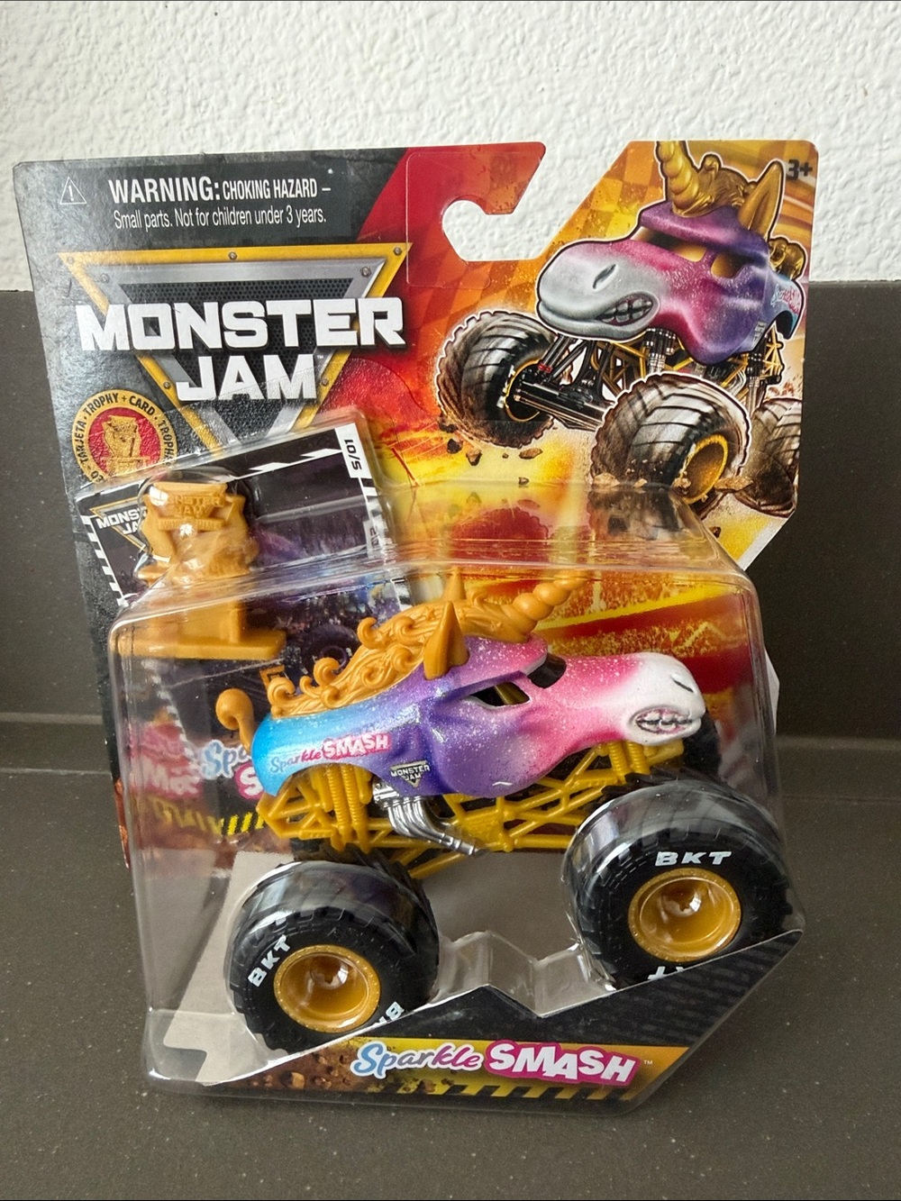 NEW SPIN MASTER 2026 MONSTER JAM SPARKLE SMASH GOLD TROPHY CARD SERIES 1